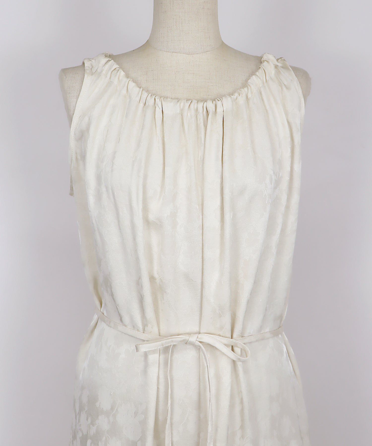 日本 BLUE EAST - 浪漫女神緹花綁帶無袖洋裝-米杏