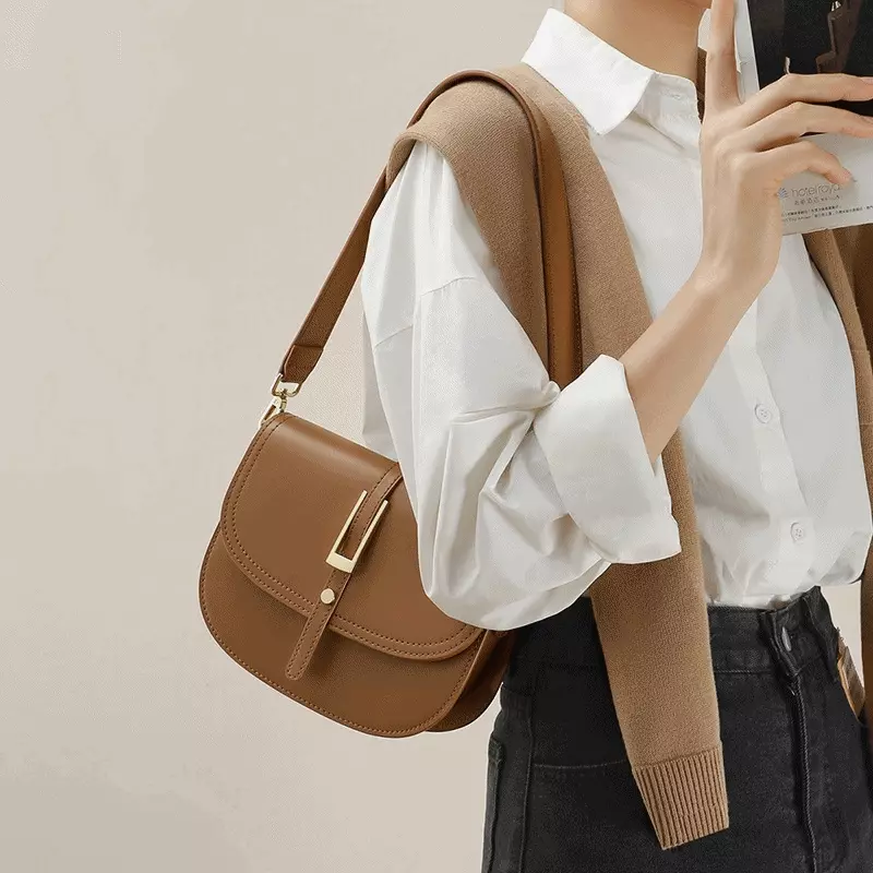 真皮金釦馬鞍斜跨/腋下包-附2種背帶-棕色 (21x16x6cm)