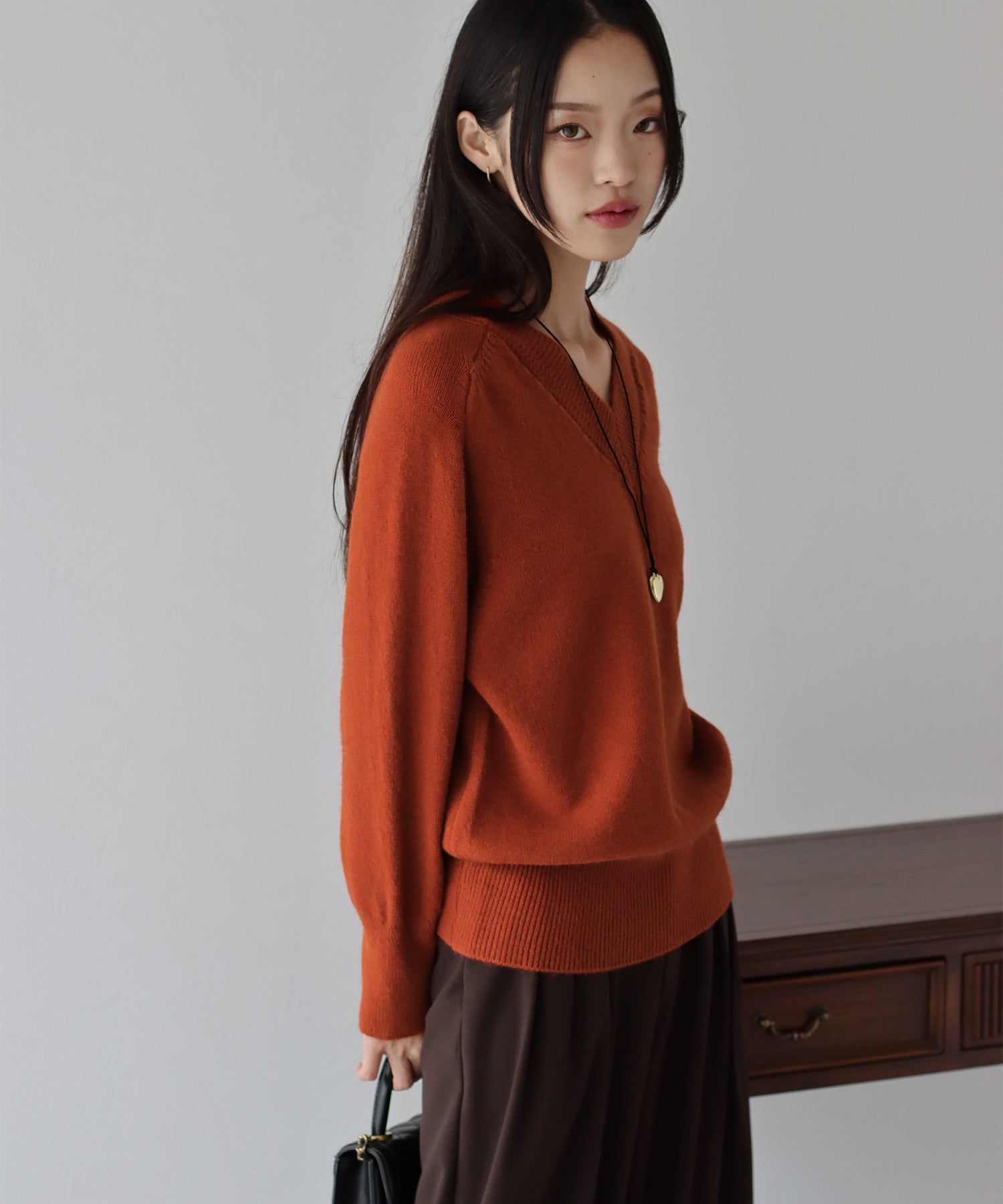 日本 BLUE EAST - 顯瘦V領柔軟針織上衣-黑