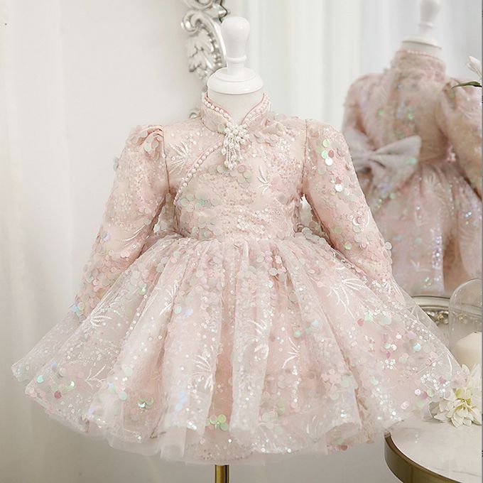 love, charlotte - 粉嫩刺繡亮片旗袍領洋裝拜年小禮服-洋裝搭配珍珠髮箍