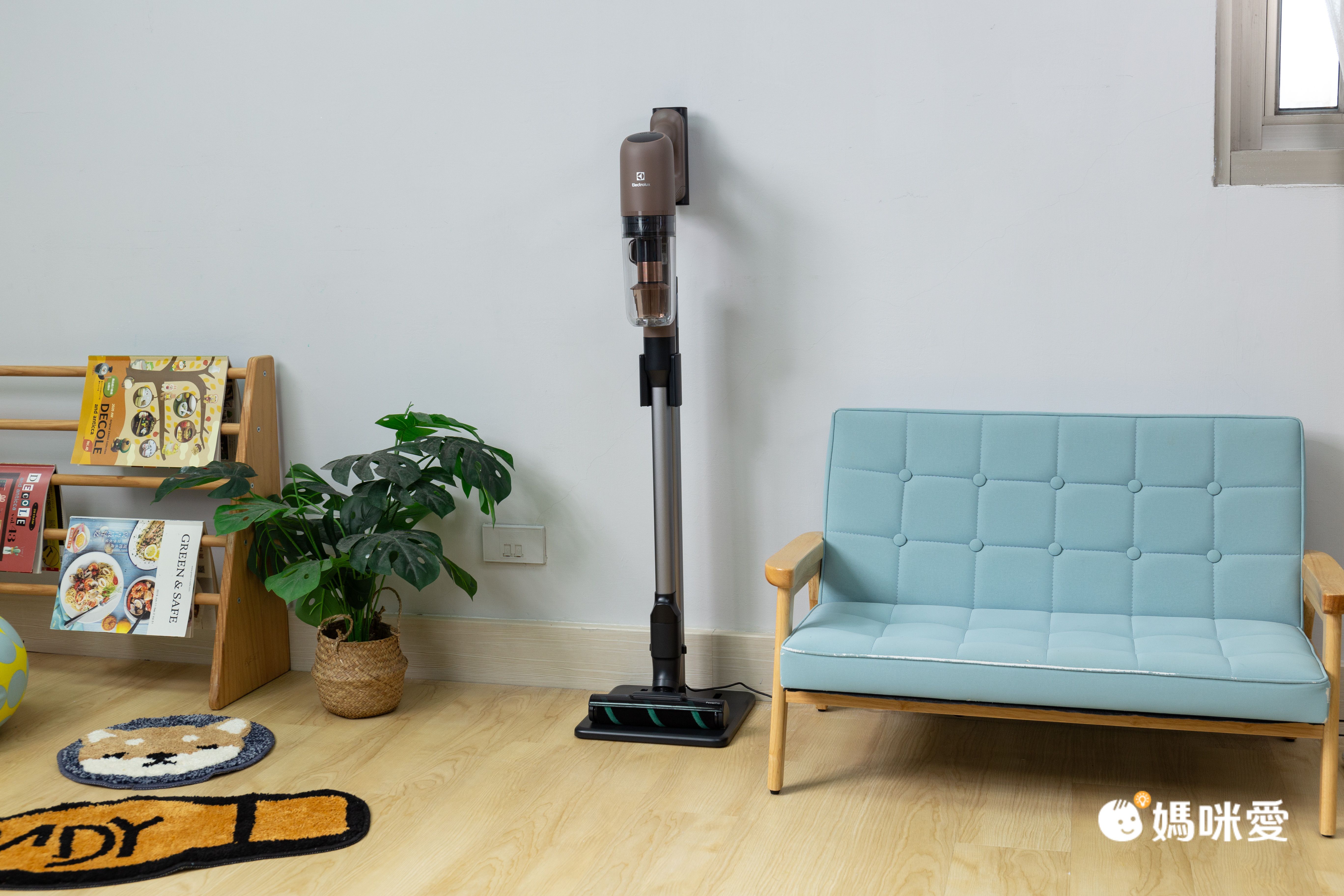 乾濕兩用、超強吸力【Electrolux 伊萊克斯】直立濕拖吸塵器