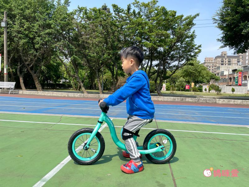 Chelston bikes - Mini Dutch 復古滑步車-復古紅-滑步車 x 1 , 手工編織竹籃 x 1 , 麻料內襯  x 1 , 3 歲以下專用ABS氣嘴蓋 x 1