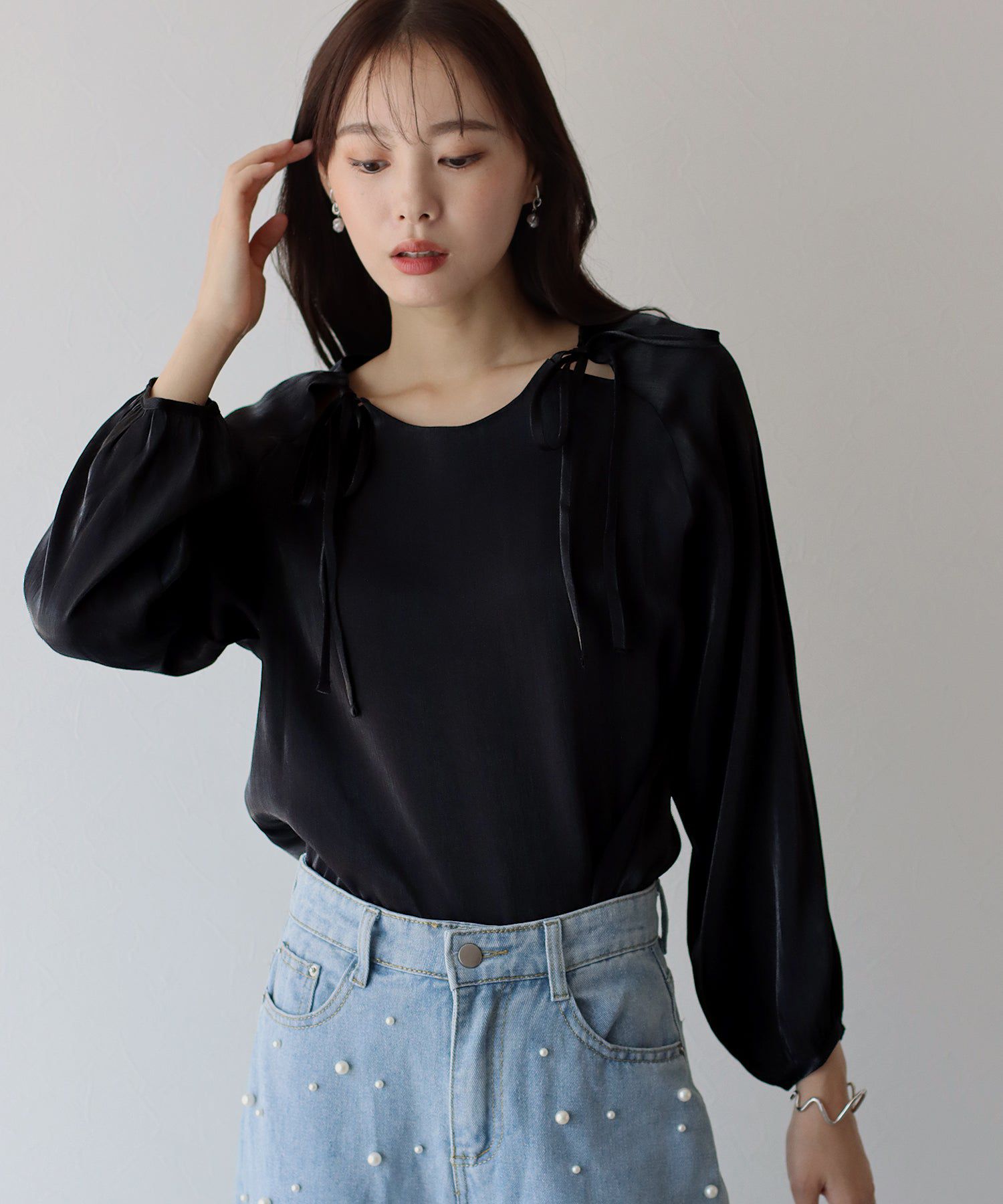 日本 BLUE EAST - 柔美前綁帶薄長袖上衣-黑
