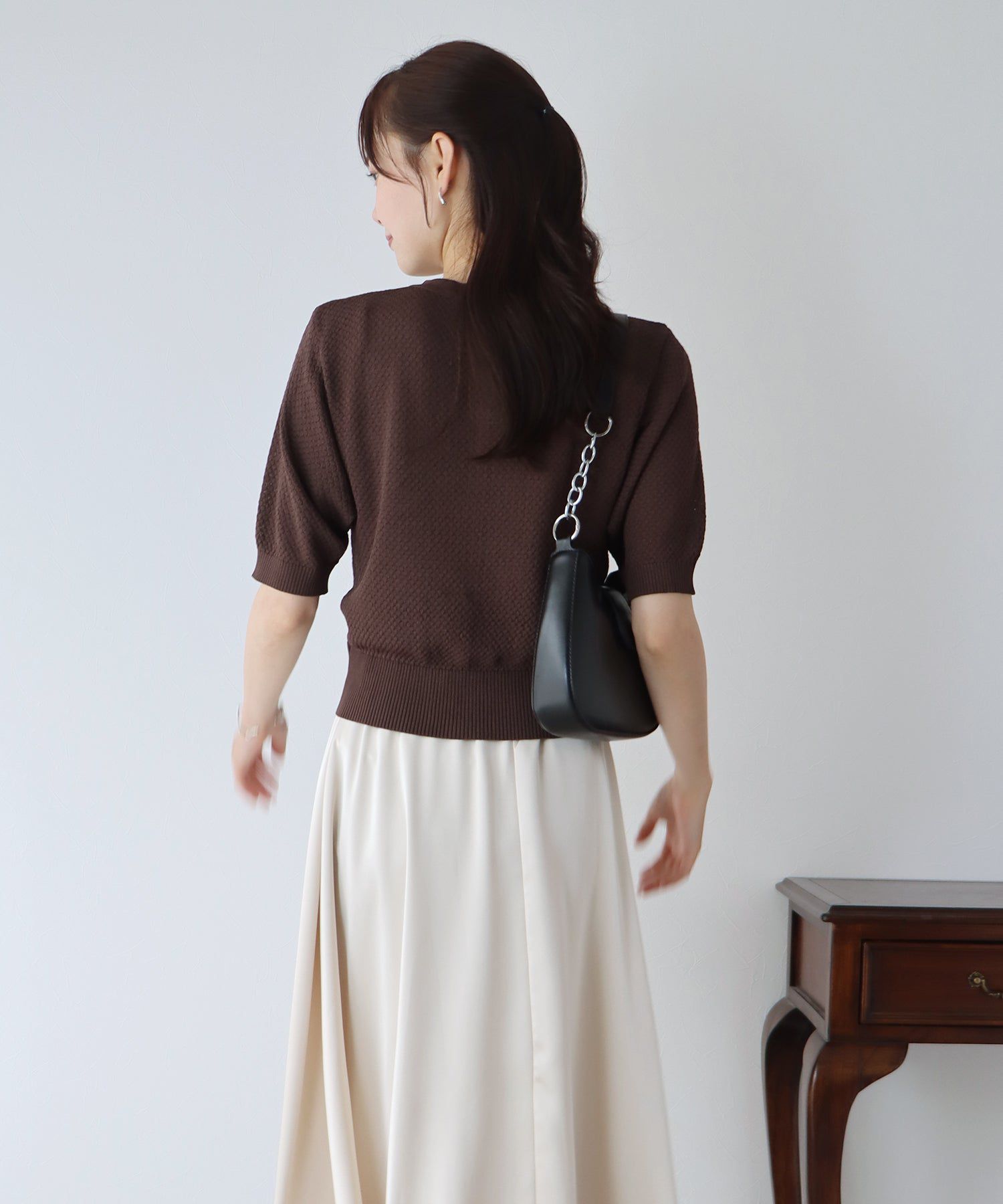 日本 BLUE EAST - 優雅圓領珍珠扣五分袖上衣-深可可