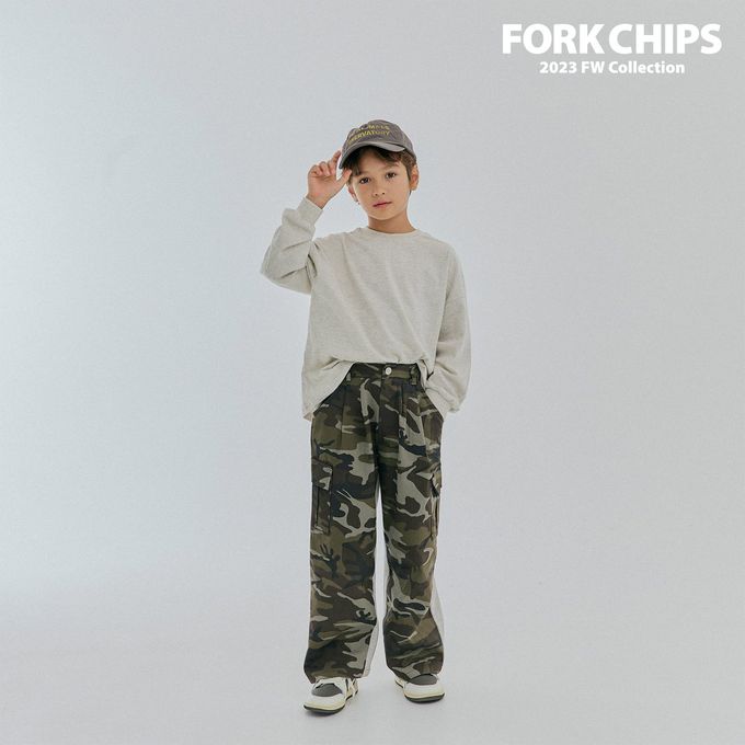 韓國 FORK CHIPS - 品牌刺繡點綴圓領長袖上衣-淺燕麥灰