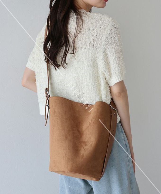 日本 BLUE EAST - 率性麂皮感大容量水桶造型側背包-淺卡其