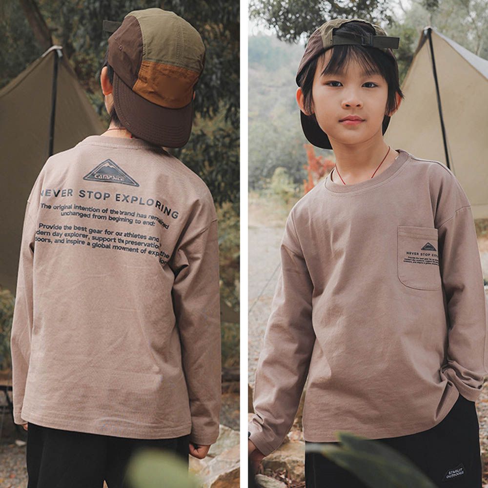 純棉圓領長袖上衣-前口袋後文字印花-卡其