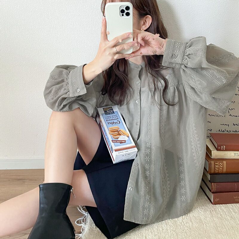日本 Classical Elf - 2WAY微立領花朵刺繡透膚襯衫-淺灰