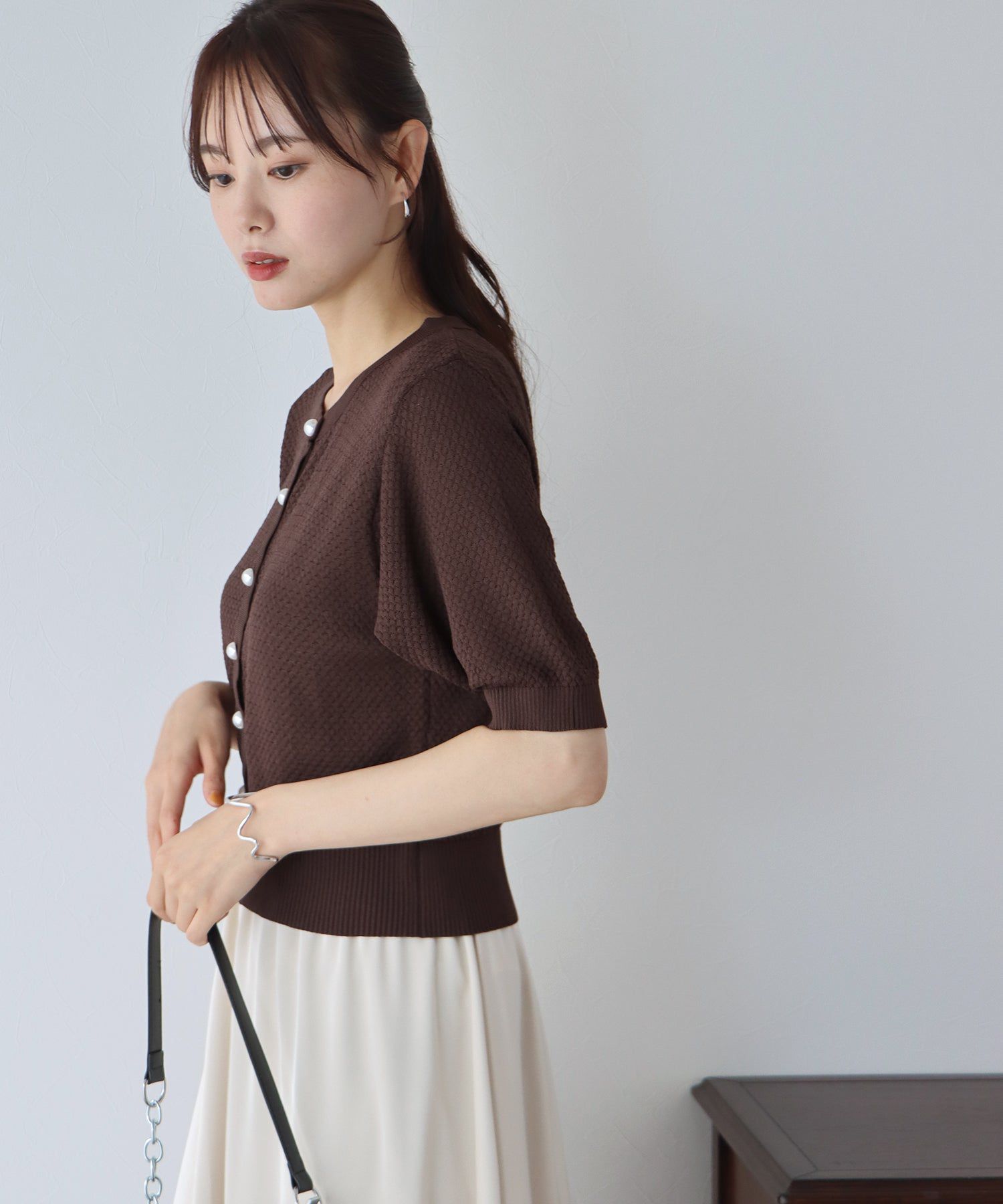 日本 BLUE EAST - 優雅圓領珍珠扣五分袖上衣-深可可