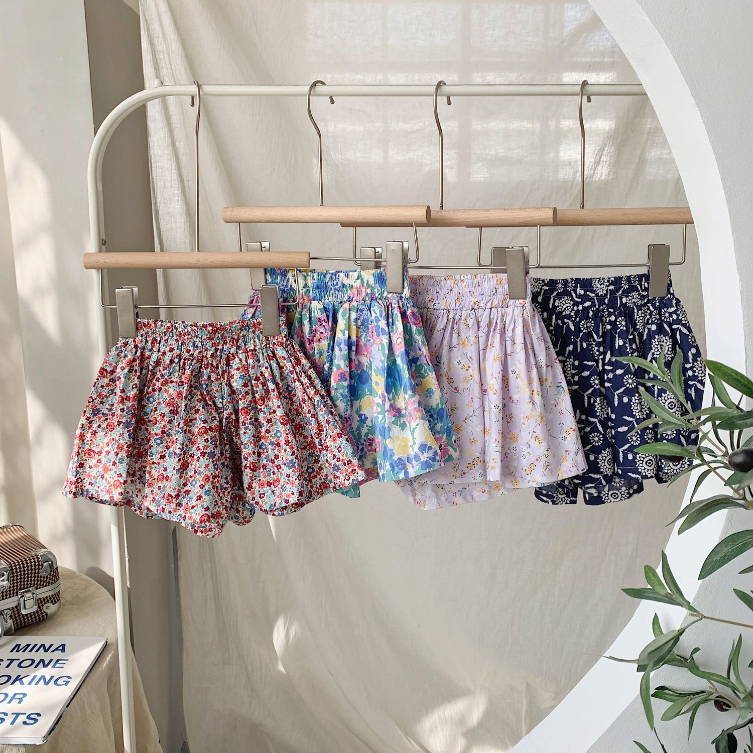 腰鬆緊小清新碎花短褲-水墨畫花-黑+白