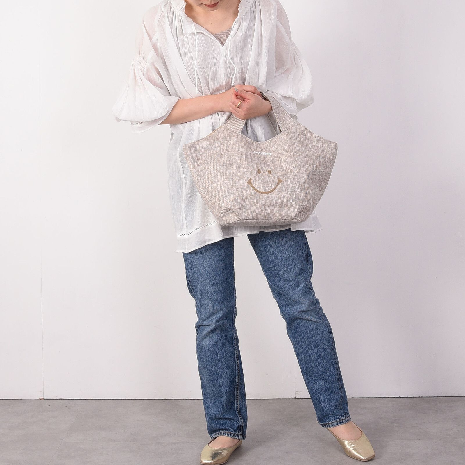 日本 COOCO - 微笑刺繡大容量手提包-淺灰 (21x25x12.5cm)