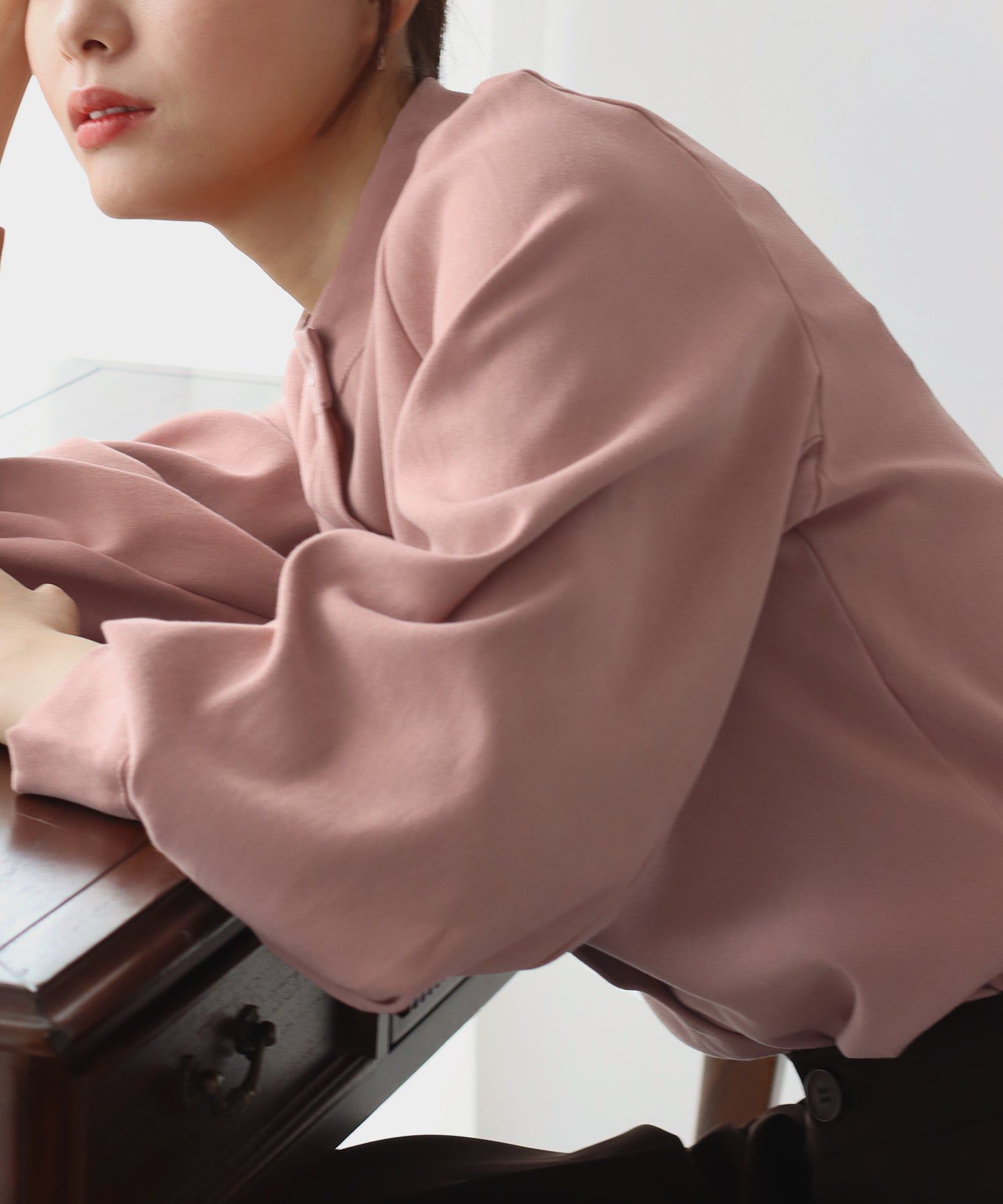 日本 BLUE EAST - 知性小立領氣球長袖襯衫-淺粉