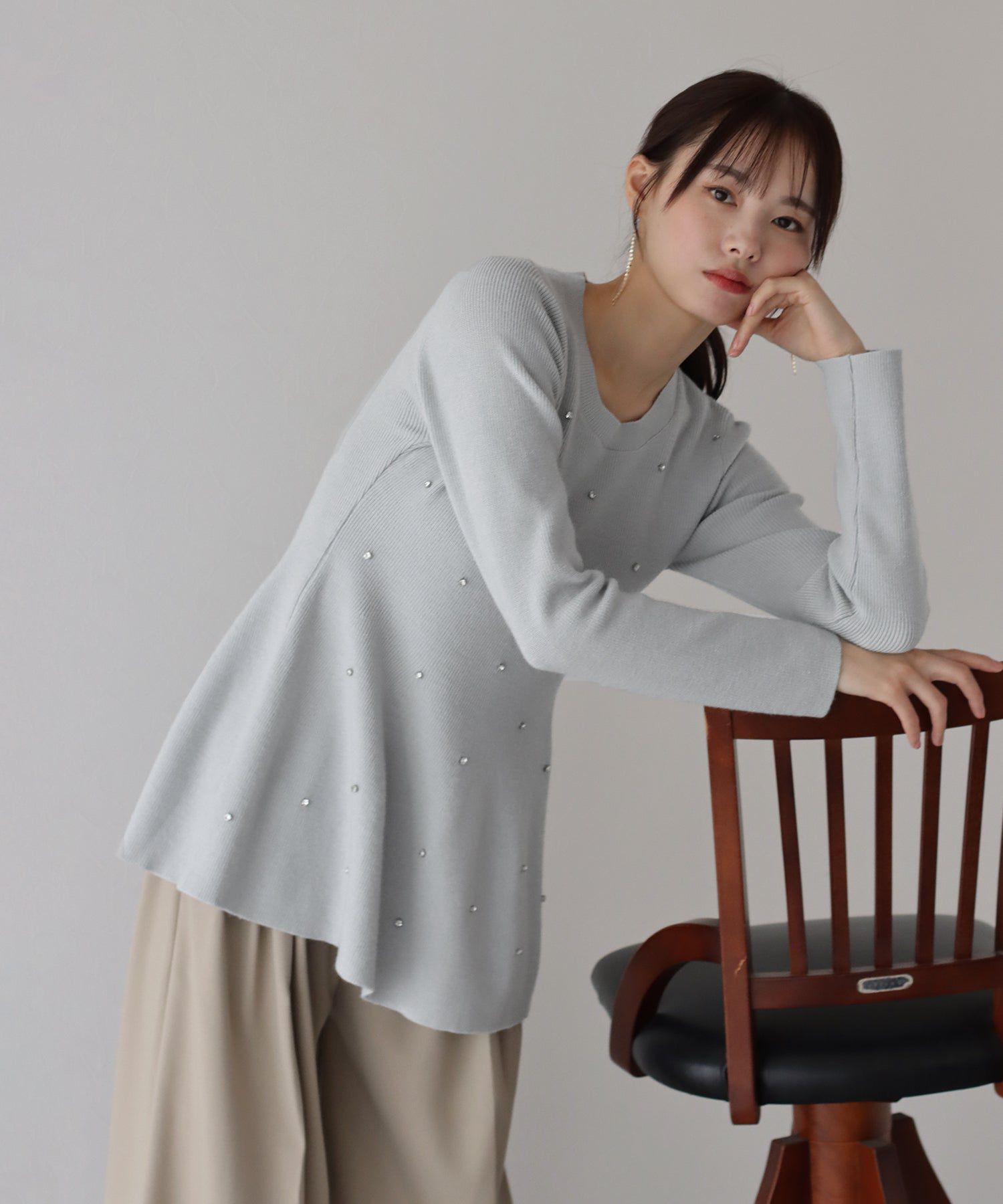 日本 BLUE EAST - 奢華墜飾傘狀修身針織上衣-黑