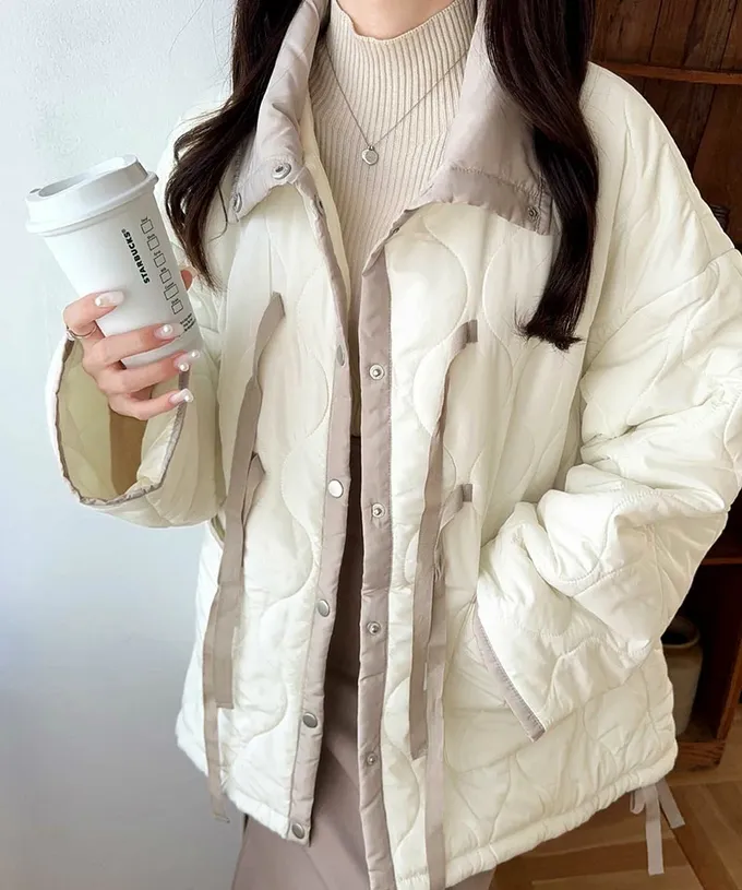 日本 Classical Elf - mily bilet 甜美配色絲帶翻領科技羽絨外套-粉白