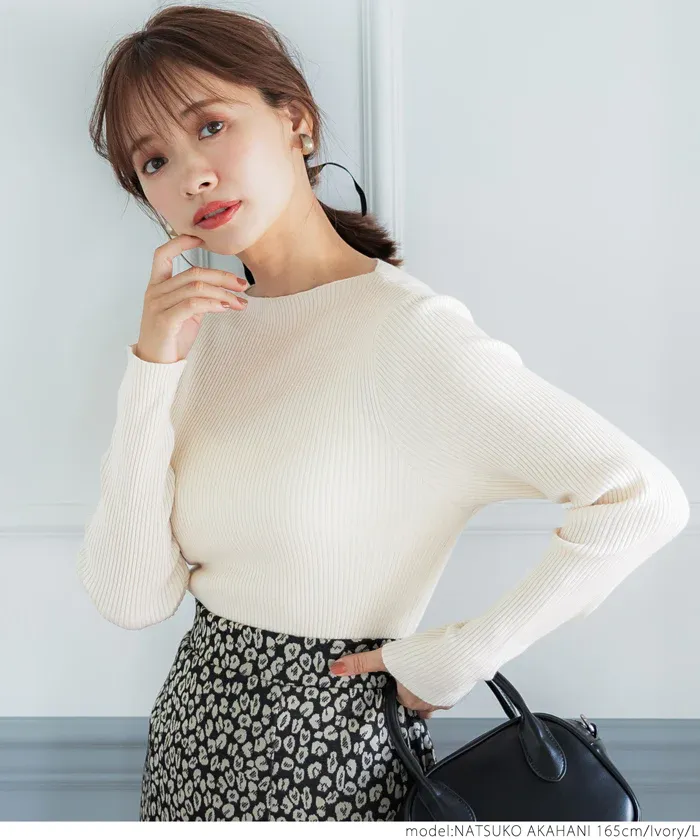 日本 COCA - 輕量柔軟 船型領薄針織上衣-高原綠