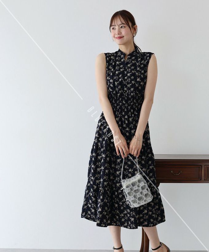 日本 BLUE EAST - 接觸冷感 縮腰顯瘦立領無袖洋裝-花朵-海軍藍 (M)