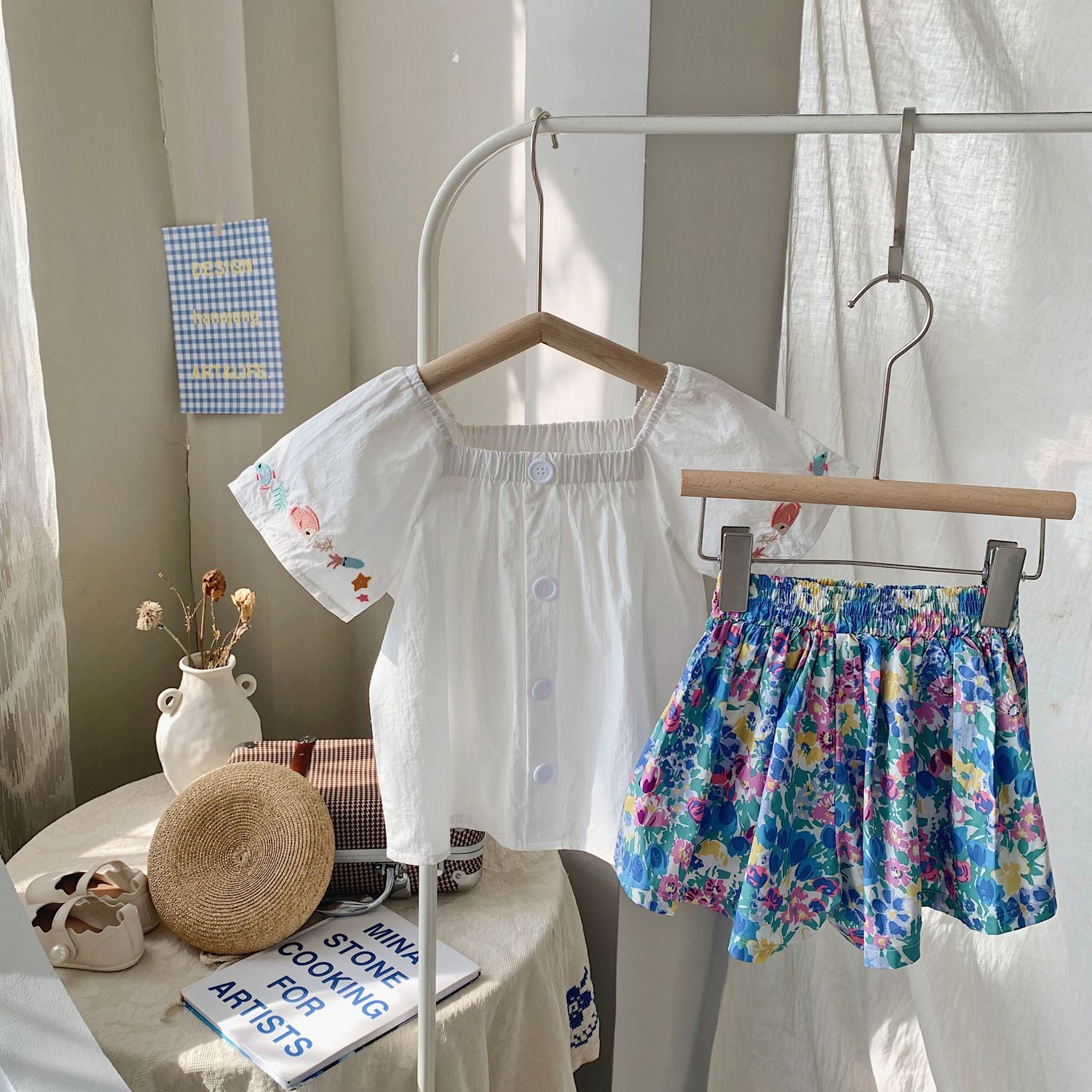 腰鬆緊小清新碎花短褲-水墨畫花-黑+白