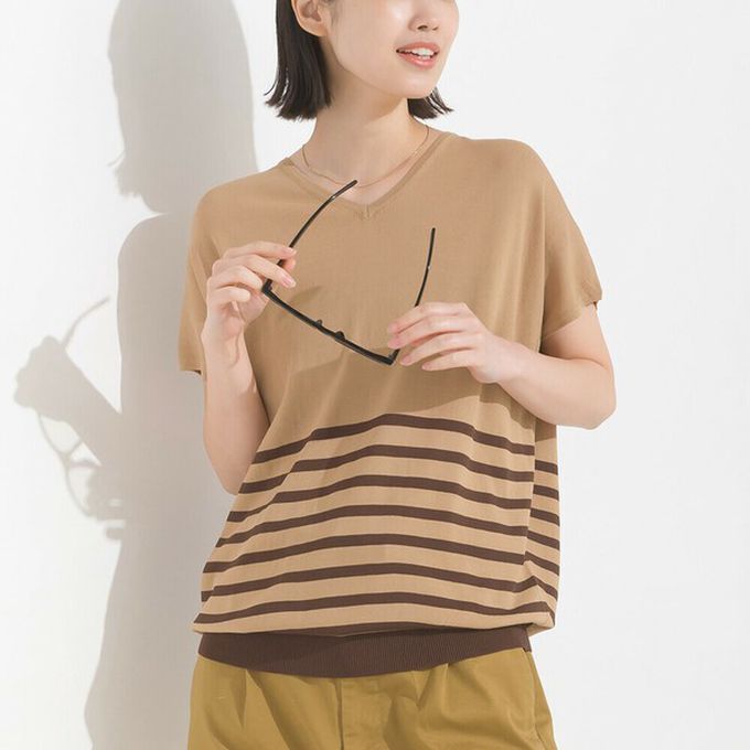 日本 OMNES - 接觸冷感 優雅小V領短袖上衣-棕色系條紋