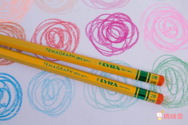 上學好物！小童必備文具美術用品☛德國 LYRA 洞洞筆 ✖ 義大利 GIOTTO 蠟筆 ✖ 美國 ALEX 筆座＆圍裙