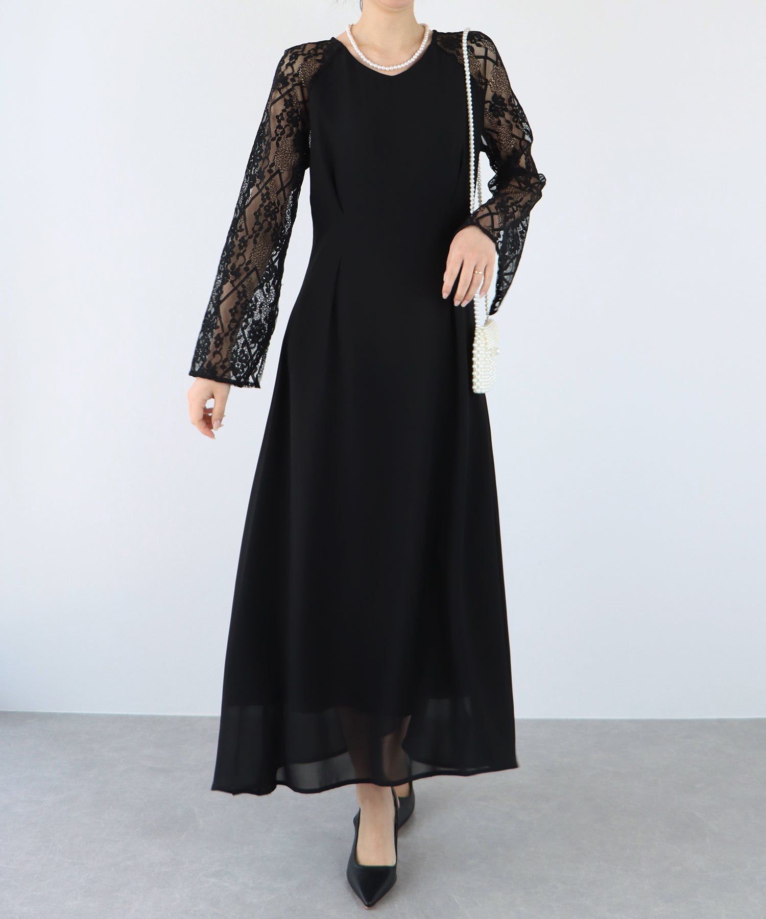 日本 BLUE EAST - 優雅V領蕾絲袖拼接洋裝-經典黑
