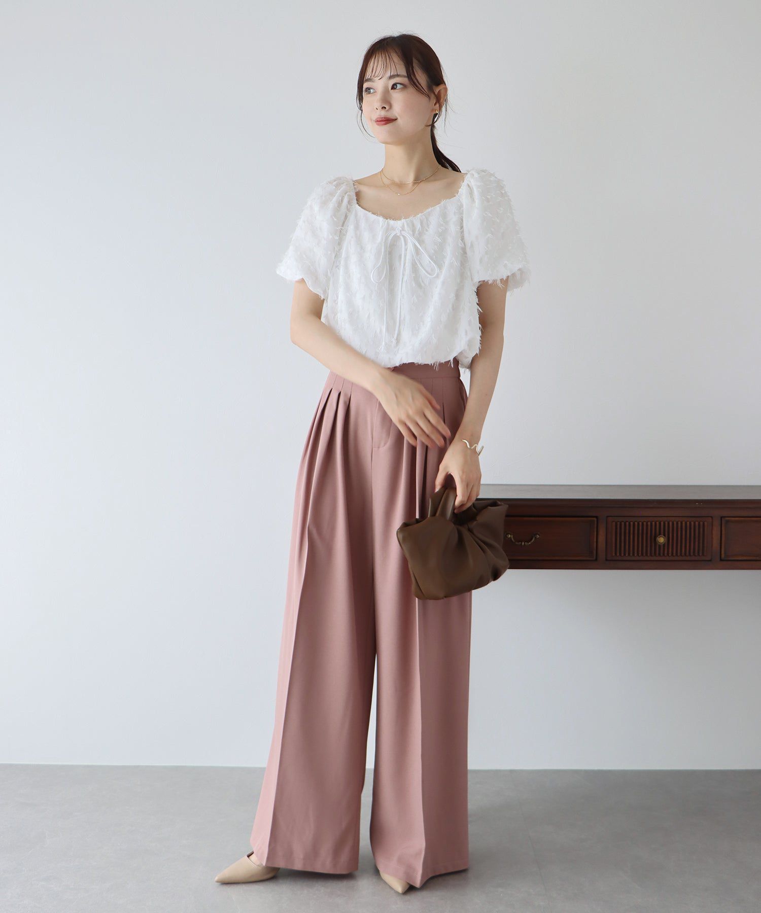 日本 BLUE EAST - 抽鬚感寬領泡泡袖上衣-淺杏