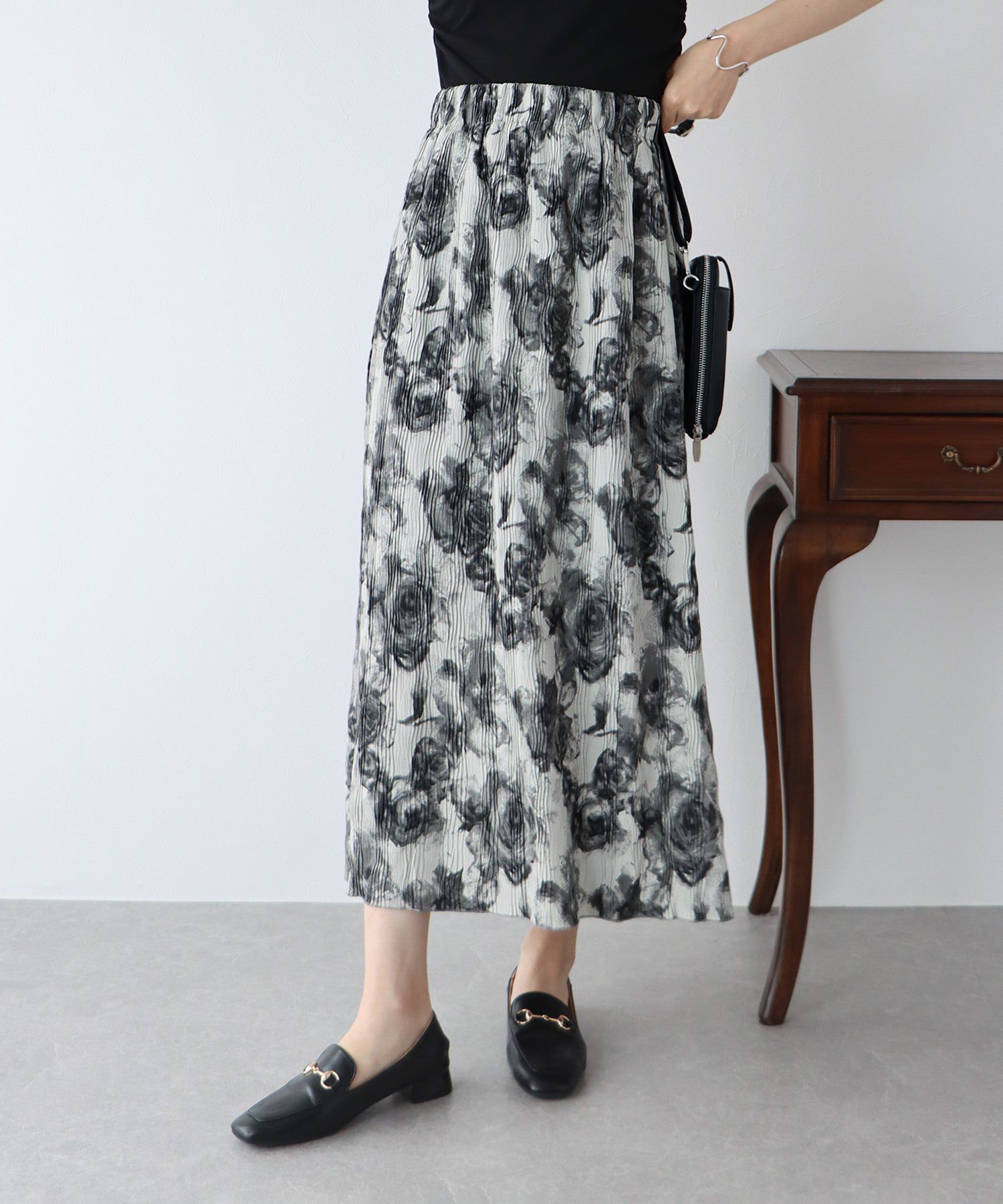 日本 BLUE EAST - 優美渲染修身長裙-黑