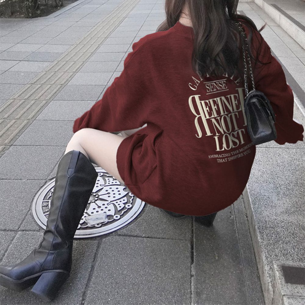 背後學院風印花休閒長版大學T-酒紅 (F)