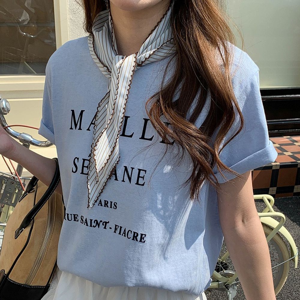 (附絲巾)寬鬆正肩短袖上衣-簡約字母-淺藍 (F)