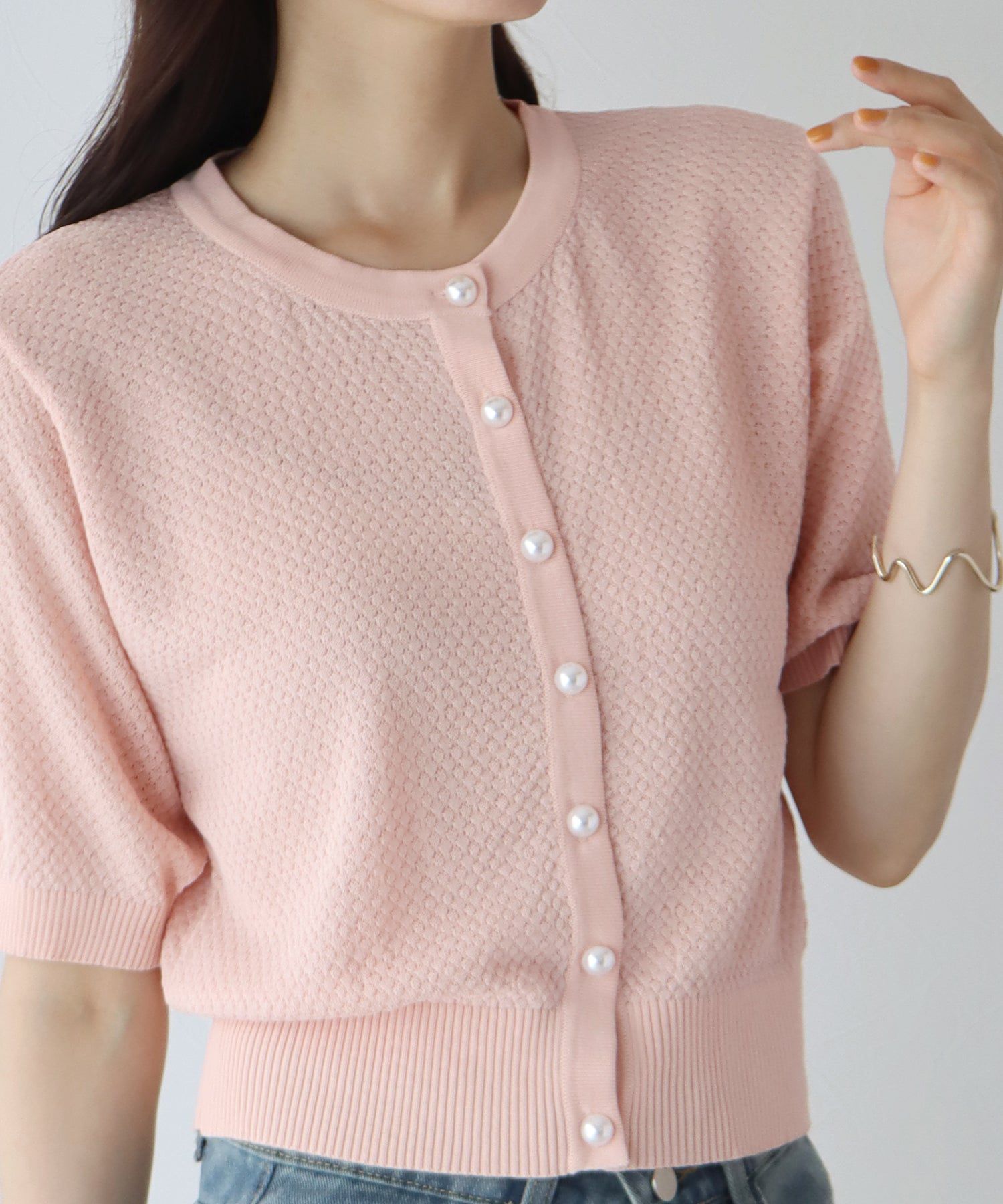 日本 BLUE EAST - 優雅圓領珍珠扣五分袖上衣-深可可