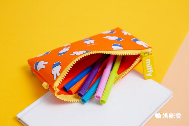 日本P+G design - 矽膠拉鍊收納袋/化妝包/筆袋-滿版米飛-橘紅 (M)