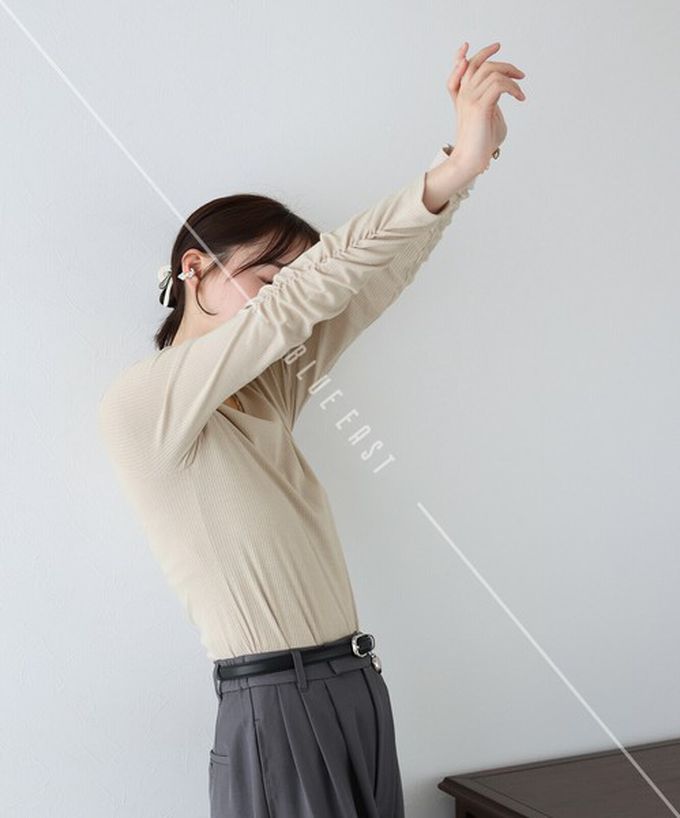 日本 BLUE EAST - 個性皺褶顯瘦U領合身長袖上衣-咖啡