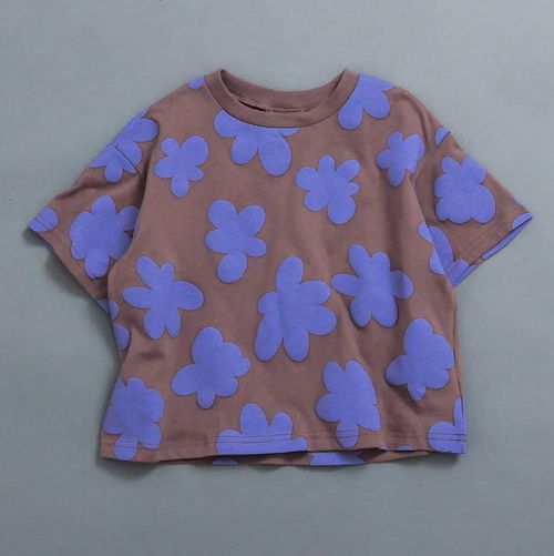 日本 BREEZE - 100%棉 活潑滿版短袖上衣-花朵-咖啡x藍