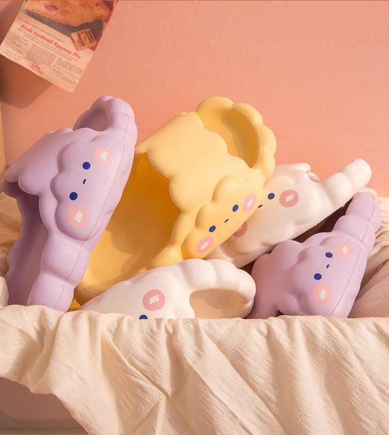 塑膠厚底雲朵室內拖鞋-害羞雲朵-黑色