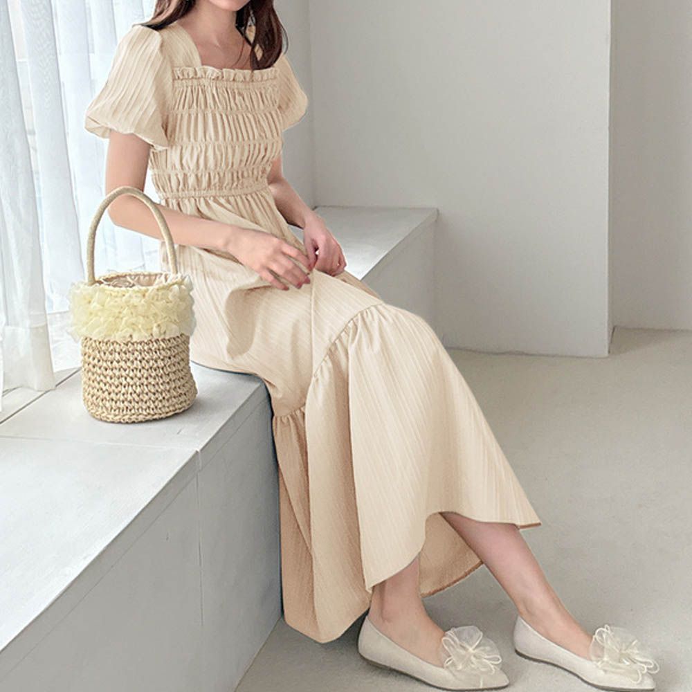 柔和方領皺摺線條紋理泡泡袖洋裝-象牙白 (F)