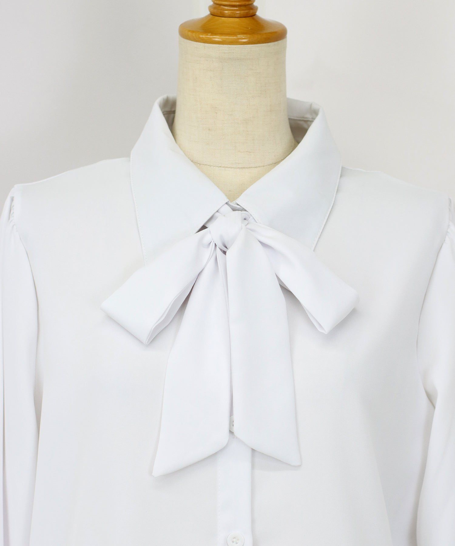 日本 BLUE EAST - 優雅紐結雪紡長袖襯衫-印花-淺杏