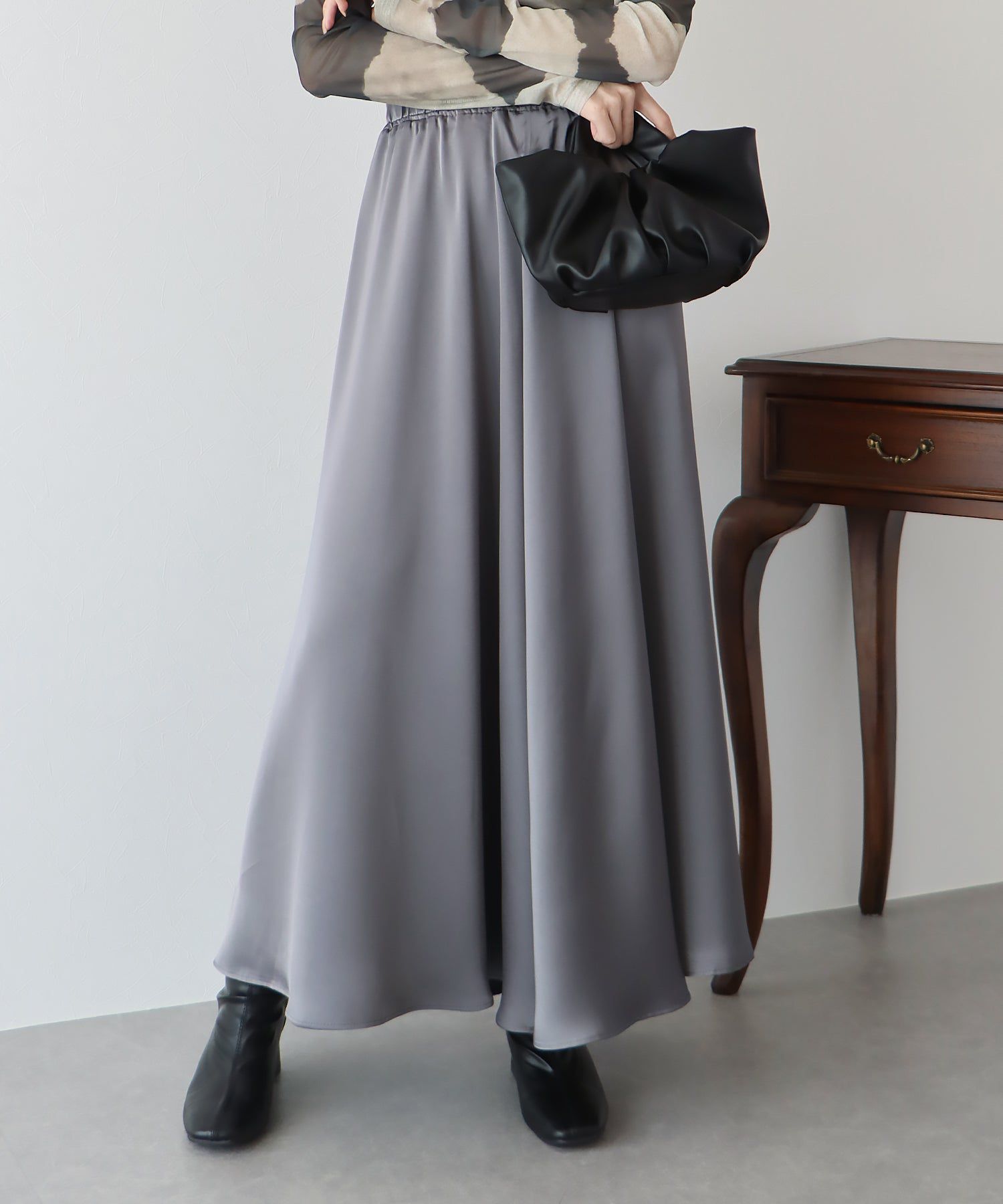 日本 BLUE EAST - 柔軟緞面光澤修身長裙-淺米杏