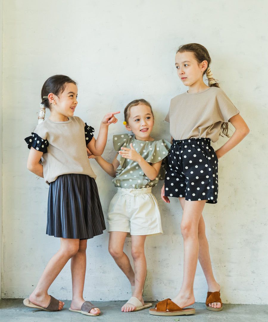 日本 PAIRMANON - 荷葉衣袖拼接鬆餅紋短T-點點-灰杏X白底點