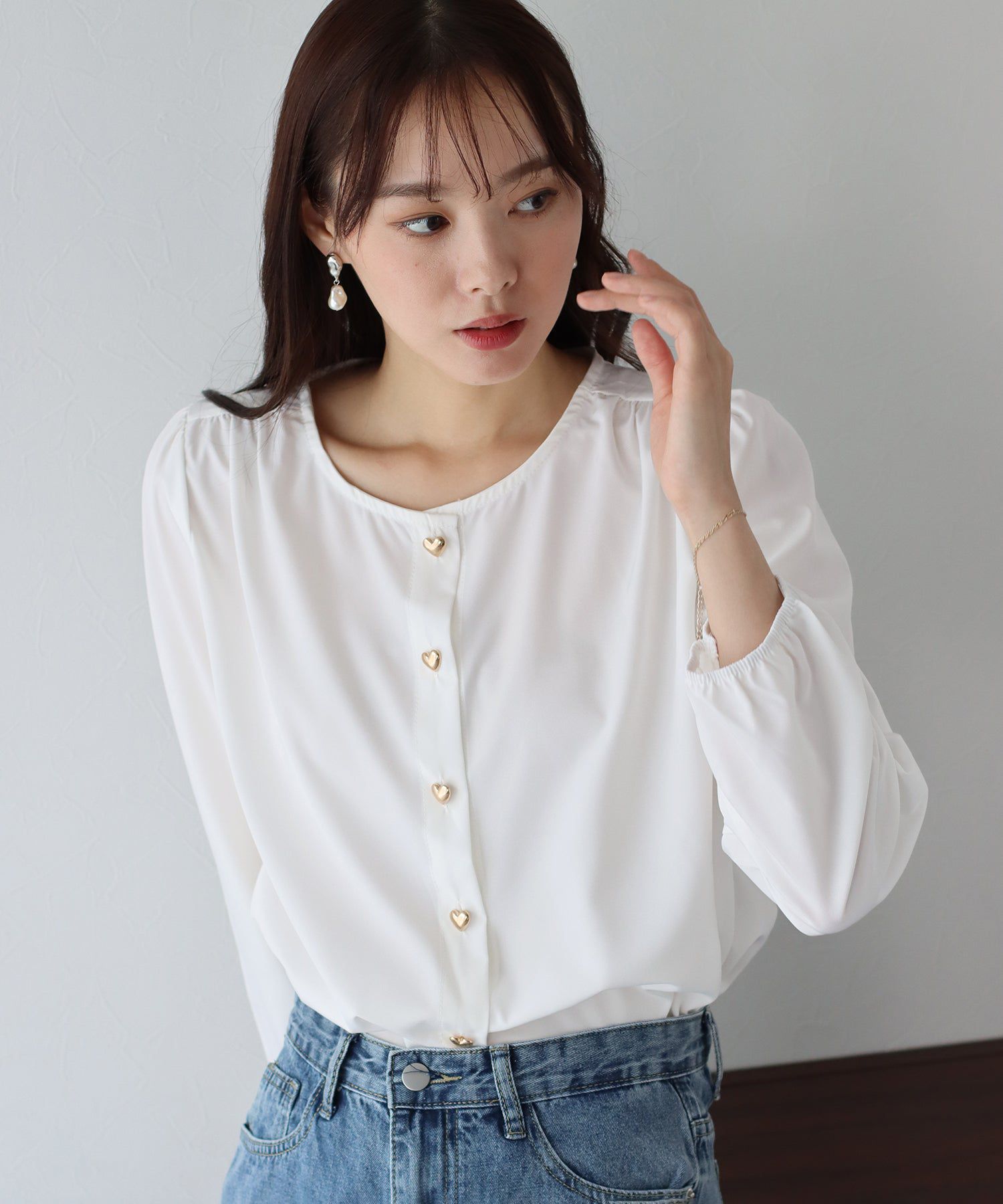 日本 BLUE EAST - 圓領金色愛心長袖襯衫-卡其