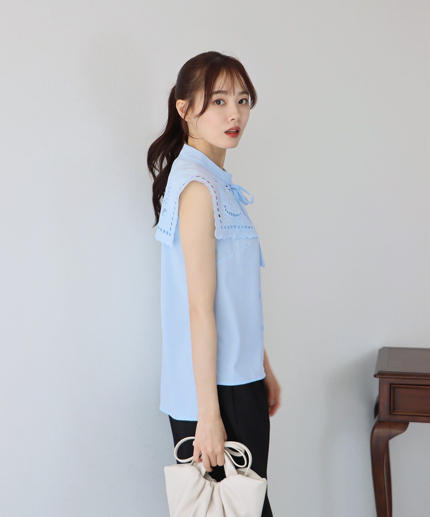 日本 BLUE EAST - 甜美蕾絲方領無袖上衣-水藍