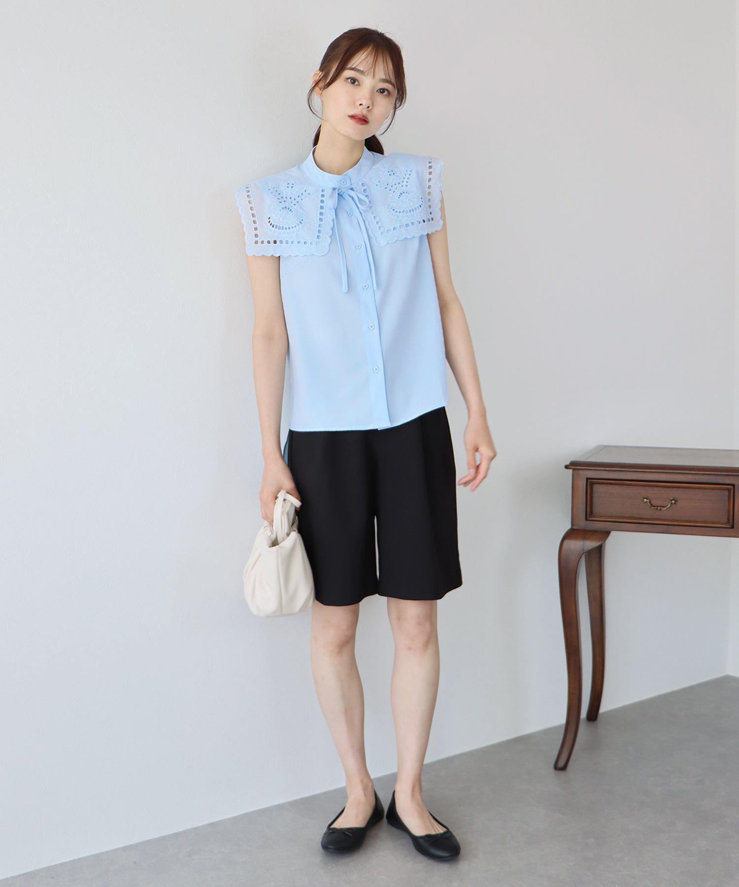 日本 BLUE EAST - 甜美蕾絲方領無袖上衣-水藍