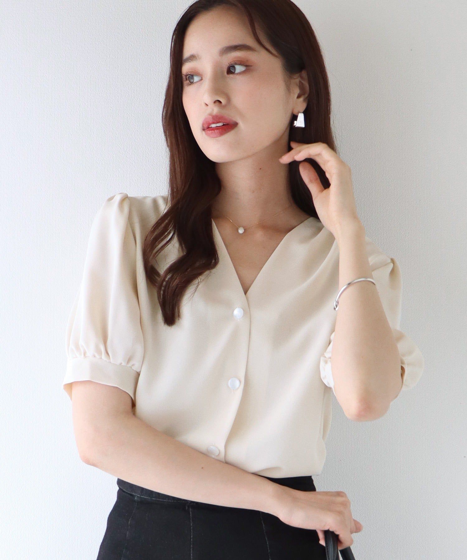 日本 BLUE EAST - 氣質V領珍珠釦短袖襯衫-淺米杏