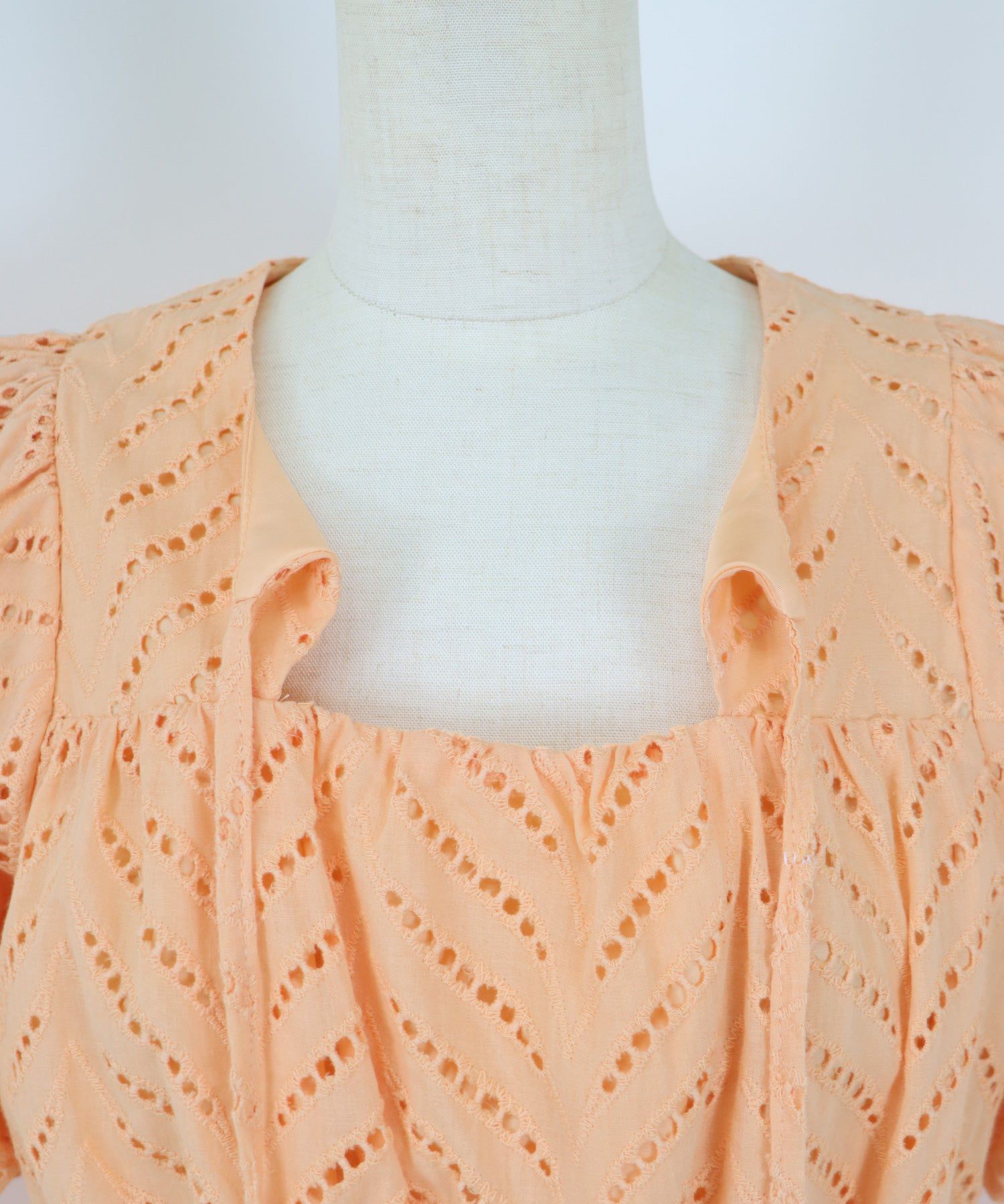 日本 BLUE EAST - 優雅雕花泡泡袖洋裝-白