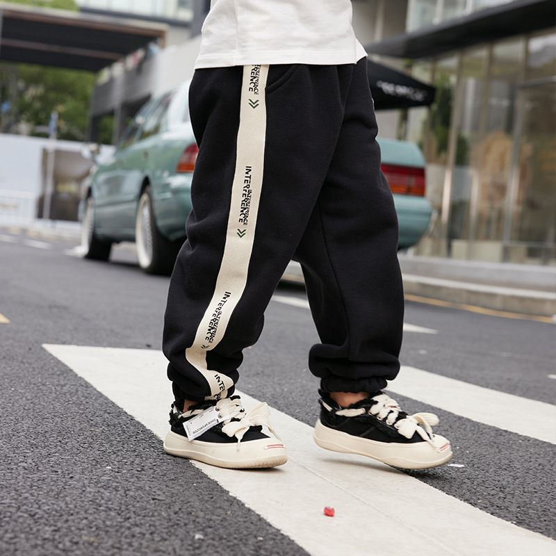 加絨腰鬆緊休閒保暖束口長褲-側邊幾何亂碼-黑色