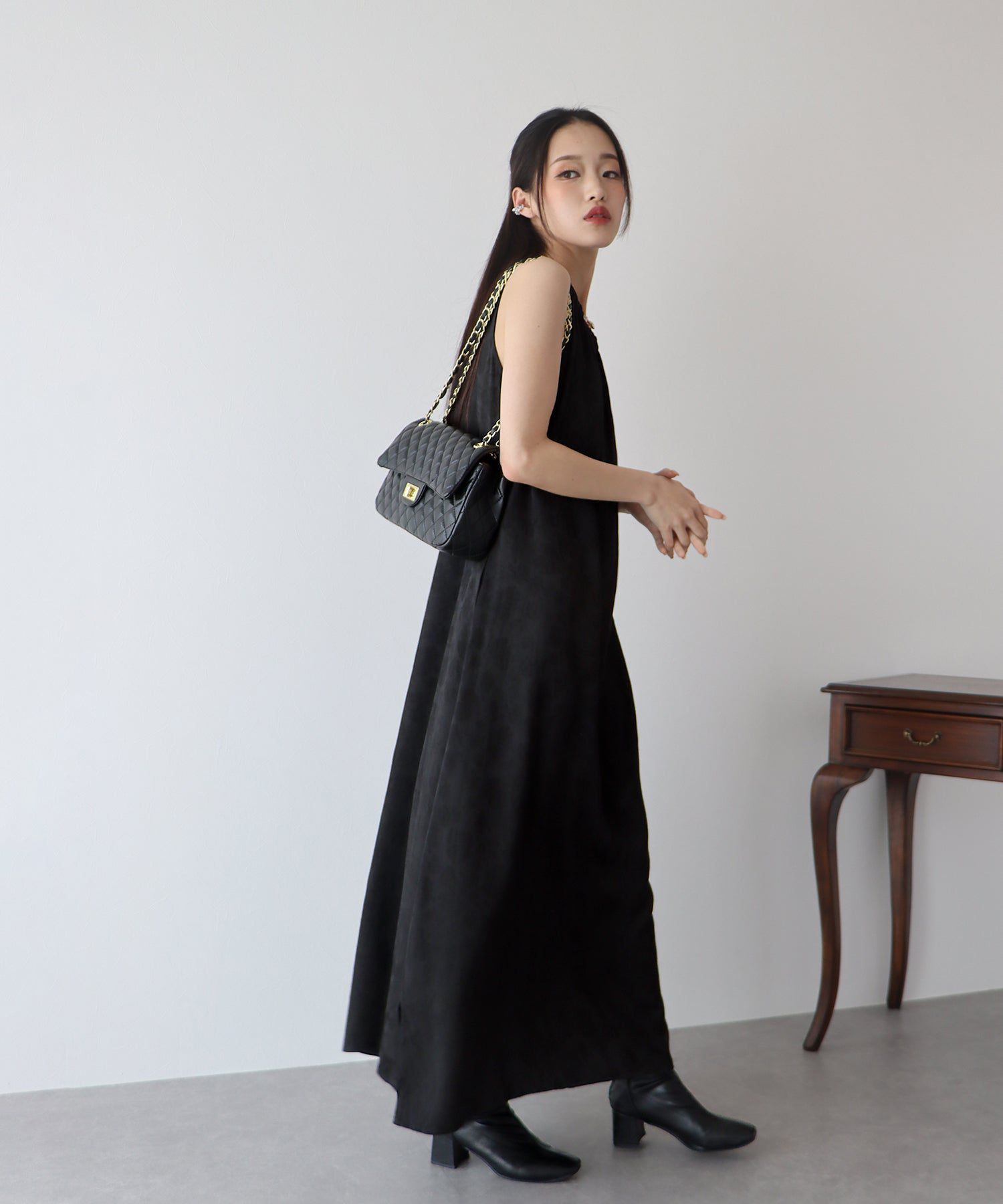 日本 BLUE EAST - 浪漫女神緹花綁帶無袖洋裝-米杏