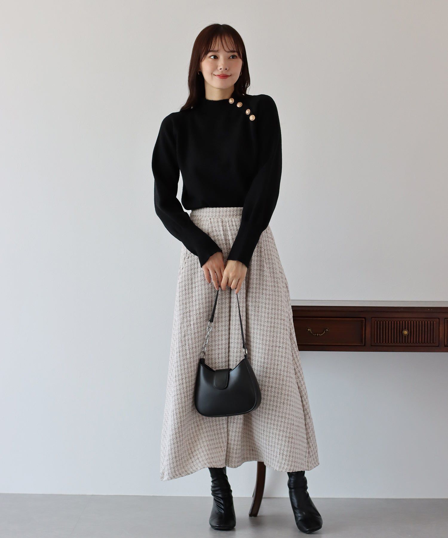 日本 BLUE EAST - 小圓金釦立領薄針織上衣-米杏