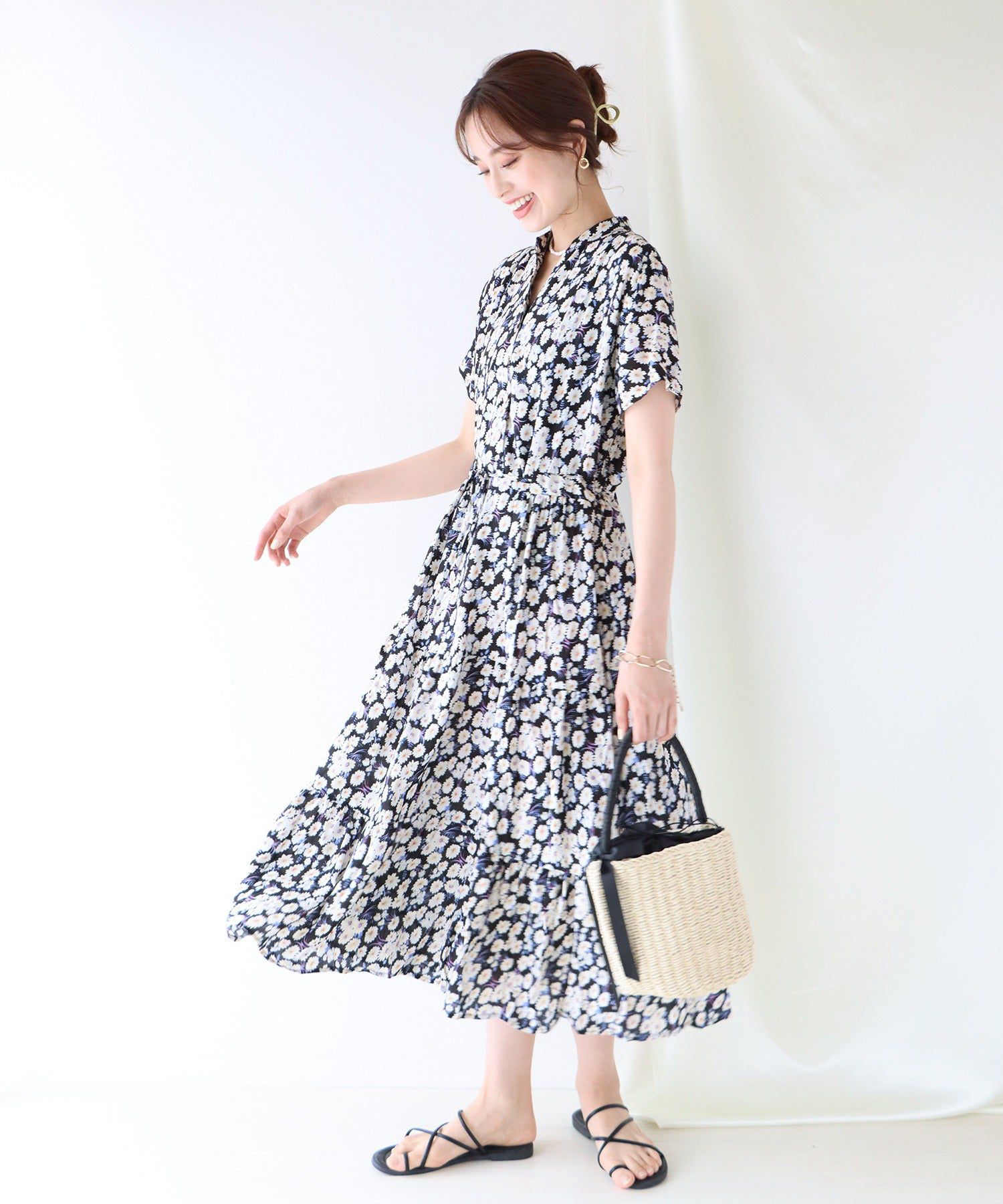 日本 BLUE EAST - 氣質小V領排釦短袖洋裝-碎花-深藍 (M(Free))