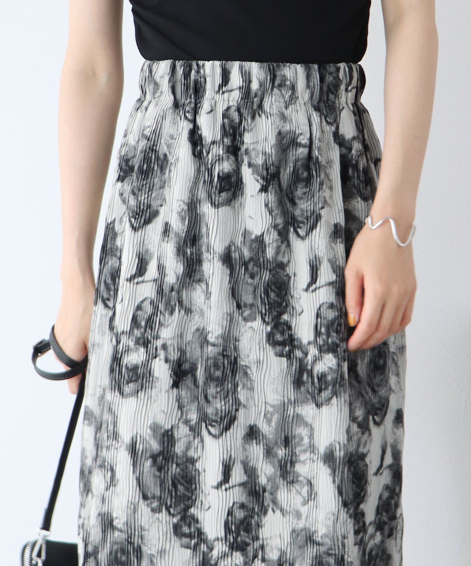 日本 BLUE EAST - 優美渲染修身長裙-黑