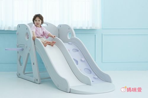 接下來是最受矚目的「懶人育兒玩具」。推薦家長入手一組「體能玩具」！下雨或是防疫的時候真的會覺得很值得XD 孩子玩20分鐘就能斷電3小時，不用去公園也能消耗體力。或是經典的「積木建構玩具」孩子也可以很好上手！<br />
<ul>
<li><em>體能玩具推薦</em>：Whiz bebe 彈跳床、Phoebe 溜滑梯、Ching Ching 籃球架</li>
<li><em>積木建構玩具推薦</em>：樂高 LEGO、史努比邦寶積木、亮亮積木</li>
</ul>