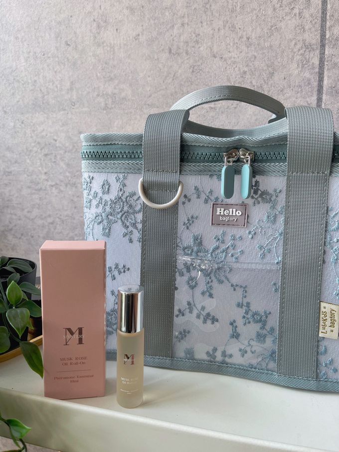 香港百寶袋王 Bagtory HK - 2023特別款花色午餐袋-時尚灰蕾絲(加贈原價$980秘境香芬精油滾珠瓶-麝香玫瑰費洛蒙系列*1)-27*13*19cm