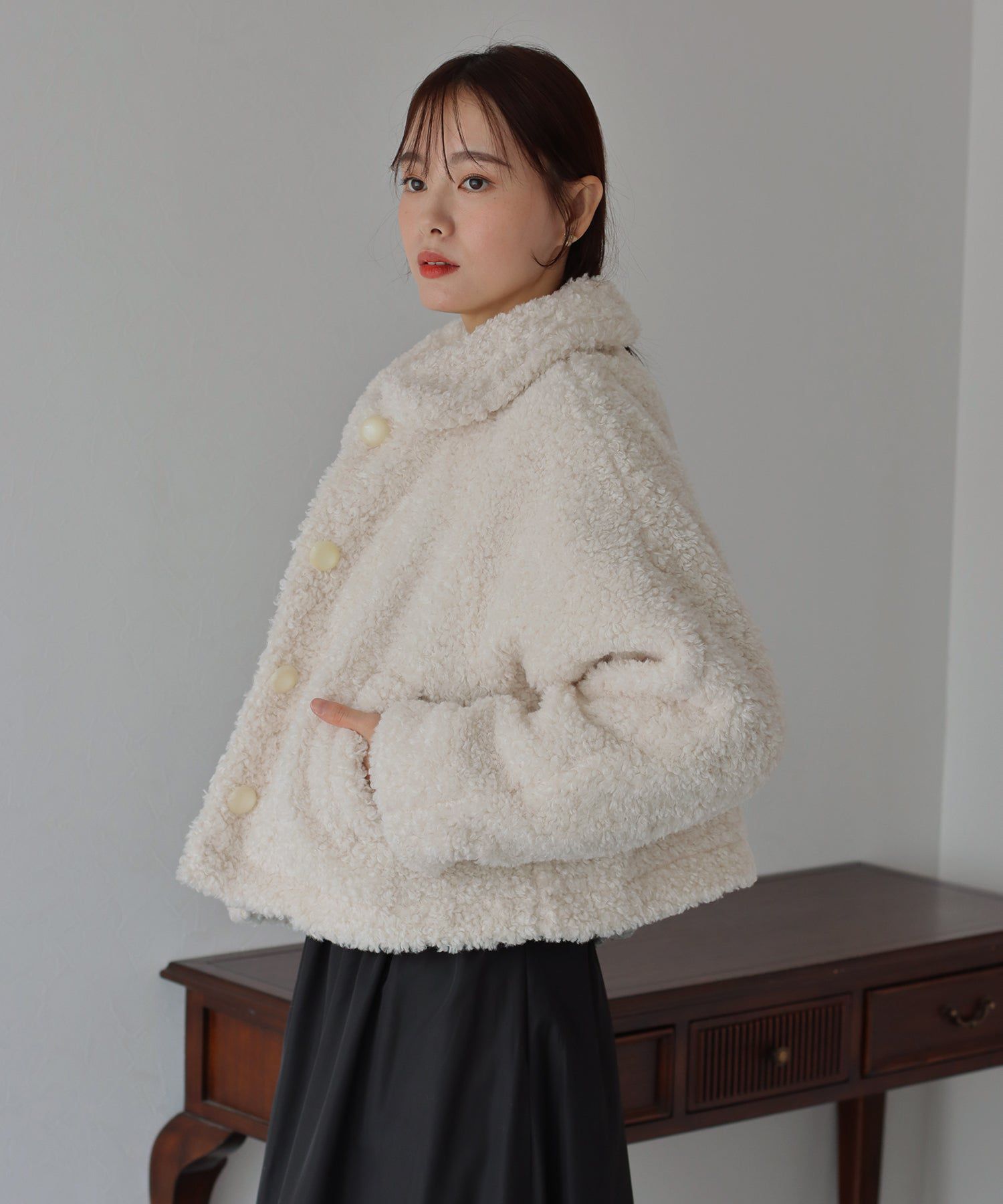 日本 BLUE EAST - 輕盈絨毛圓領短版外套-深咖啡